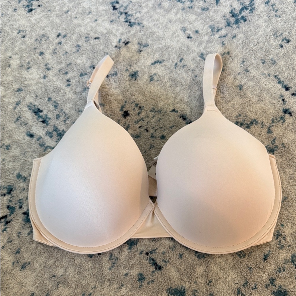 Victoria's Secret Wear Everywhere T-Shirt Lightly Lined Bra